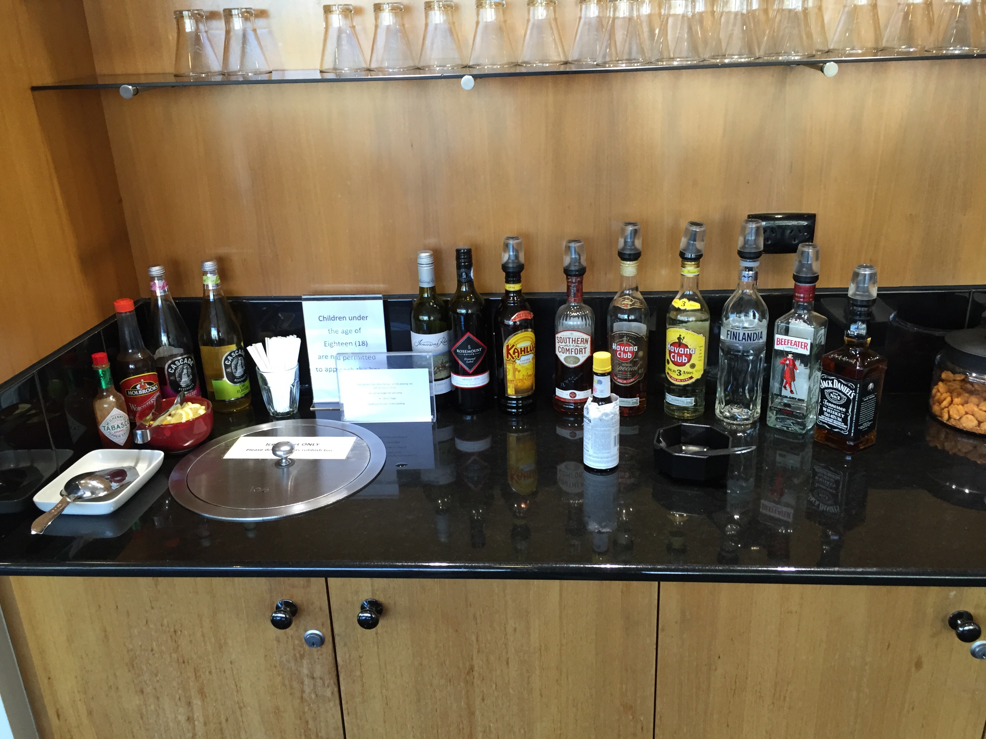Auswahl alkoholischer Getränke in der Qantas Lounge Alice Springs